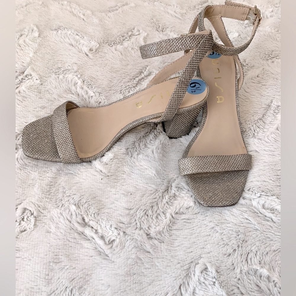 UNISA NWOT SILVER & GOLD GLITTER 
SEXY BLOCK HEEL SANDAL RESORT WEAR/SUMMER/PROM
